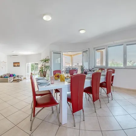Gracia - Big House, Pool, Bbq, Playground & Table Tennis, Game With Billiards & Table Football, Pula, Istria Villa