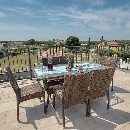 Villa Gracia - Big House, Pool, Bbq, Playground & Table Tennis, Game With Billiards & Table Football, Pula, Istria *