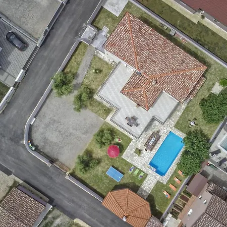 Villa Gracia - Big House, Pool, Bbq, Playground & Table Tennis, Game With Billiards & Table Football, Pula, Istria *