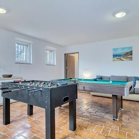 Villa Villa Gracia - Big House, Pool, Bbq, Playground & Table Tennis, Game Room With Billiards & Table Football, Pula, Istria